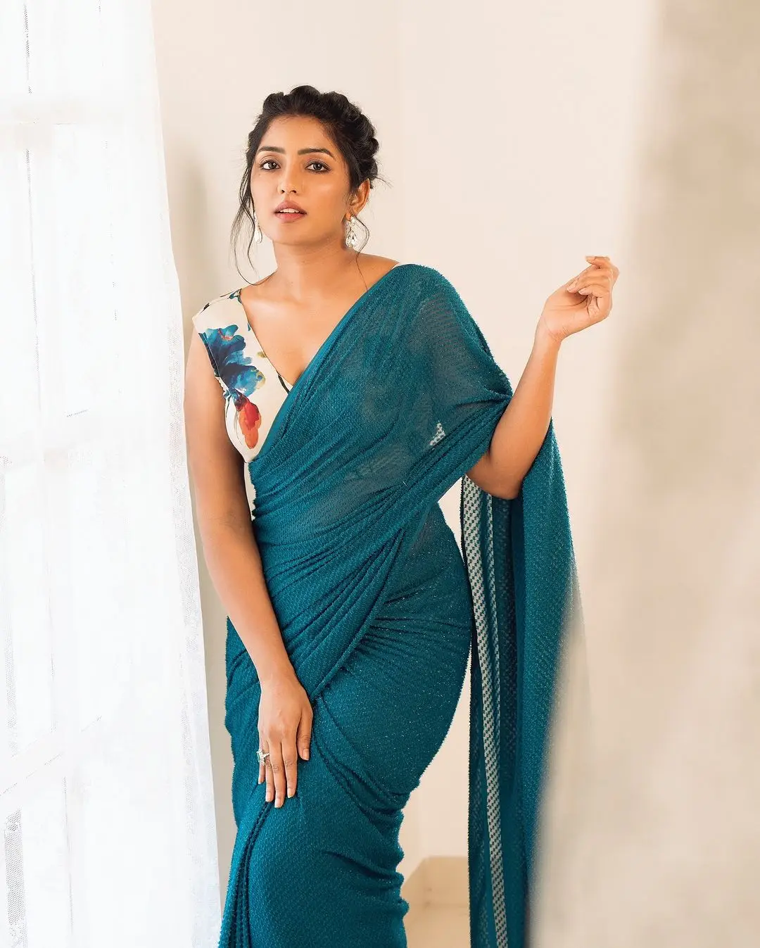 EESHA REBBA PHOTOSHOOT IN GREEN SAREE SLEEVELESS BLOUSE 2